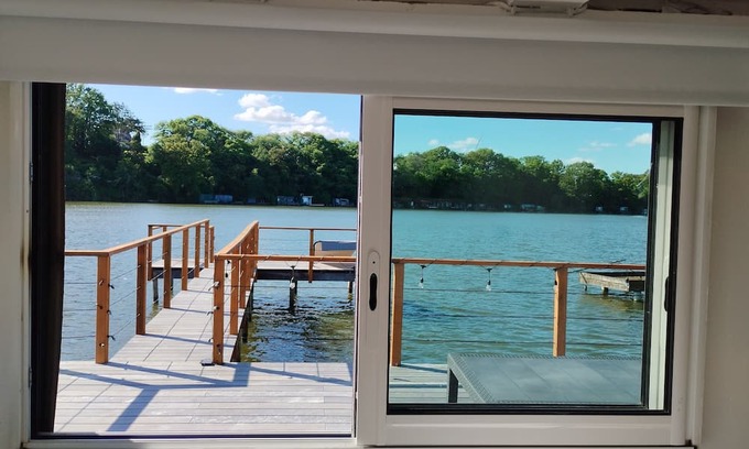Domalain Cabin | Unusual accommodation: accommodation on the water