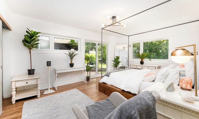 Etobicoke House | Afford to Live Like a Kardashian Sociable Living - Toronto: 1620 Islington Av.