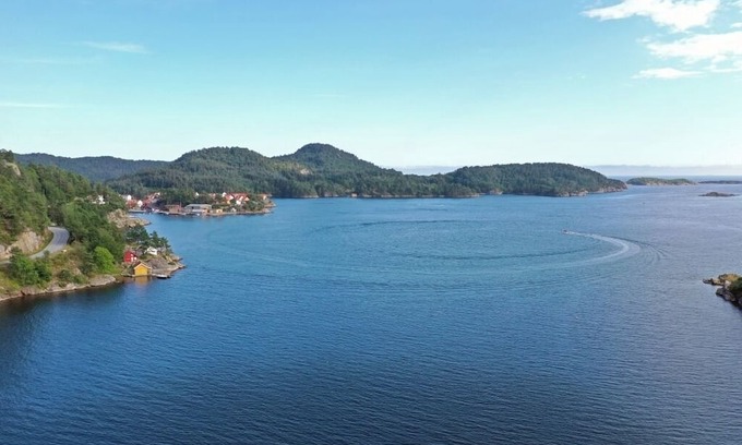 Lindesnes House | Holiday home Loneperle, new from summer 2023 ! in Lonestrand near Lindesnes-Furuholmen, southern Norway, sunny, spacious property with its own lake 'Lonetjønna' at the house, chic fully restored cottage for 6 people, tastefully furnished, 3 bedro.