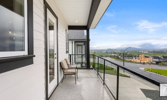 Eastern Hillsides House | Birchwood Retreat | Family Friendly | King Bed