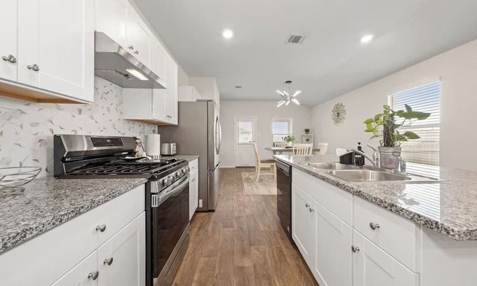 Medina Valley House | Extended Stay: New Built Home w/Modern Finishes