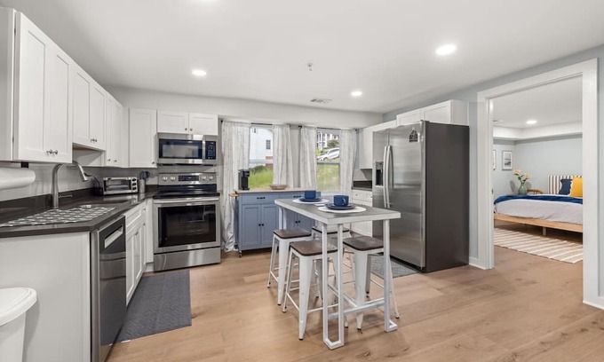 Gainesville Apartment | New Build 4/4 Luxe Corporate Housing only 5 min to city square & NGMC