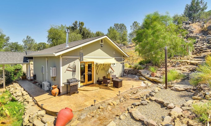Yosemite Lakes Apartment | ‘Yosemite Rustic Getaway’ ~ 32 Mi to Nat’l Park!