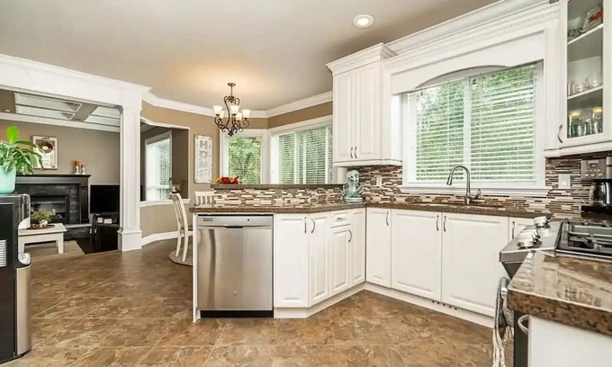 Aldergrove House | Nice and peaceful family house. nPet friendly