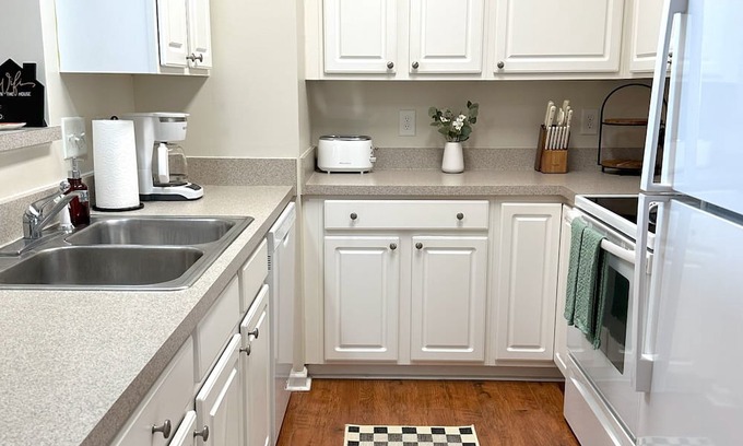 High Point Condo | Overlook King + Queen Beds Pet Friendly Close to HPU and HPMKT