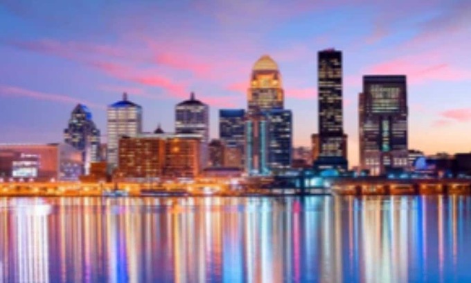 Prestonia House | Easy Walk to Expo Center & KY Kingdom ~ Airport 1 mi ~ Bourbon Tour ~ Sleeps 10