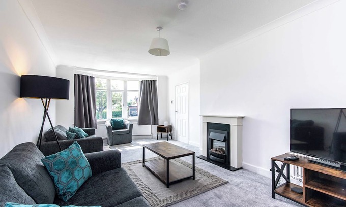 Stapleford House | 4BR House in Bramcote with Driveway for 2 Cars