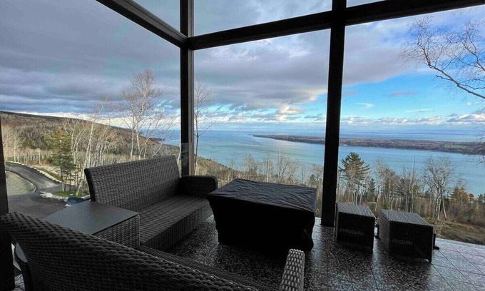 Les Eboulements Ski Chalet | Villa Vivaldi Cottage 197 Contemporary living, Spa, River View