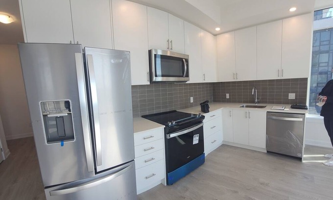 Oakville Condo | Stylish New/ Condo / WFH/Oakville