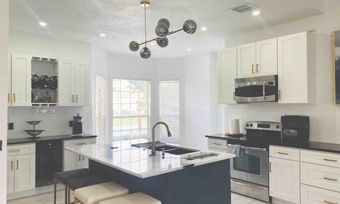 Fairvilla House | Modern home near Downtown & Amphitheater
