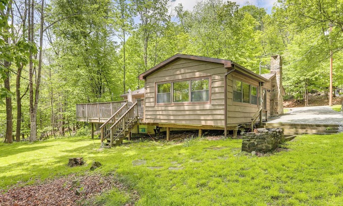 Greentown Cabin | Spacious Lake Ariel Cabin w/Deck + Pool Access!