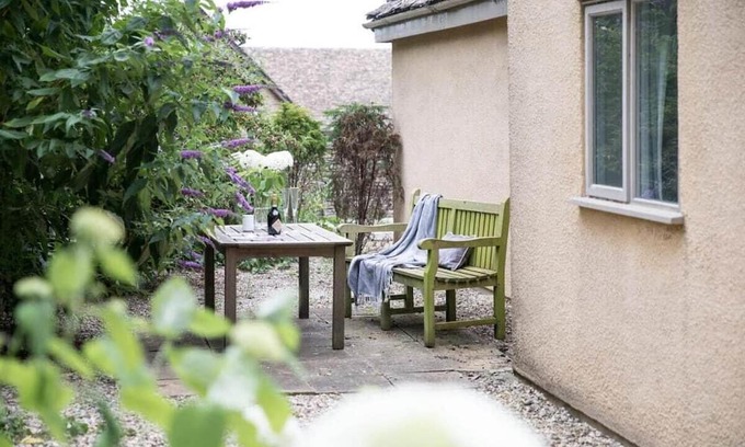 Beverston House | Charming 2 Bed/1 Bath Bungalow in Beverston Castle