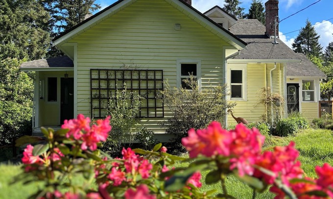 Shawnigan Lake House | Charming 5BR Farmhouse, 5 min Walk to Shawnigan Lake!