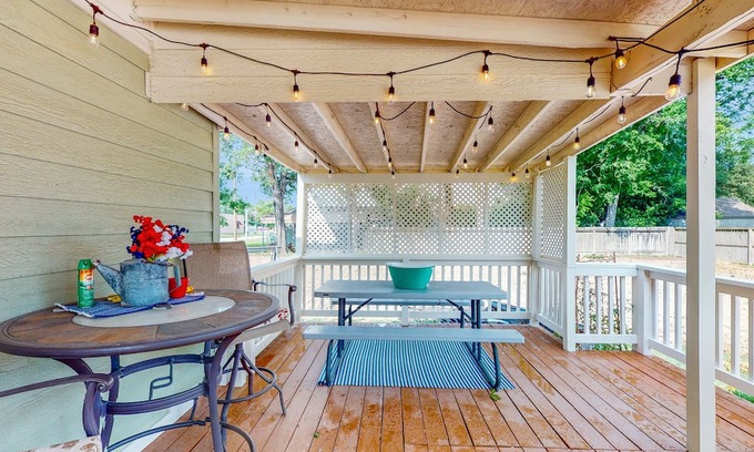 Tomball House | Walk to Shops, Restaurants, Pubs, and Music