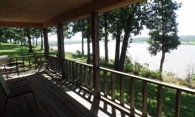 Golconda House | Cozy Two Bedroom Bungalow w/ Full Kitchen on the Ohio River
