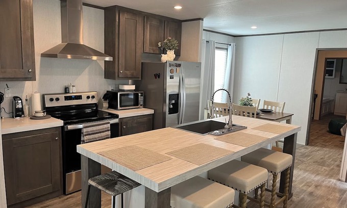 Central City House | Cozy, Peaceful New 3/2 Motor Home Gated Near Expwy.