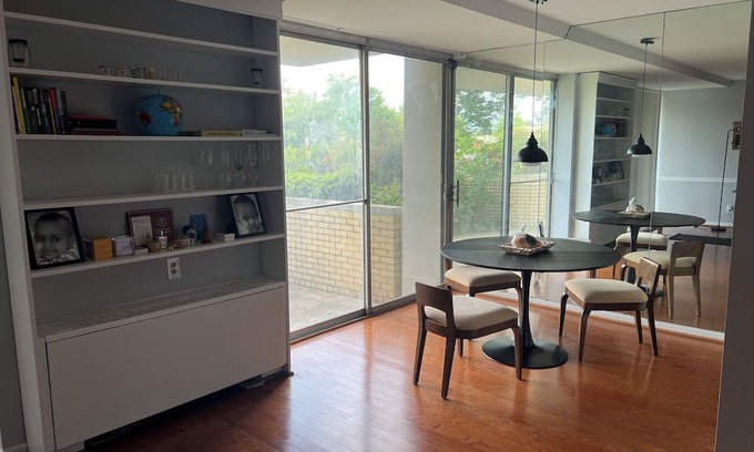 Alexandria West Condo | Stay Easy in Midcentury style