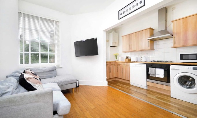 Brixton Hill Apartment | minimalist 3-bedroom flat in Brixton