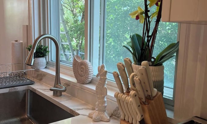 Harbor View - Orient Heights Apartment | Seaside Escape: Waterfront Apartment Near Airport