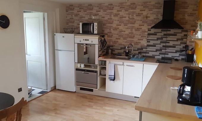Gilly-sur-Isere Apartment | T2 au Calme, les Animaux de Compagnie Sont les Bienvenus