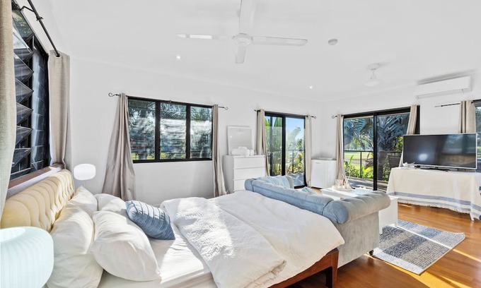 Anula Apartment | Tropical Suite Private kitchen, view of golf court