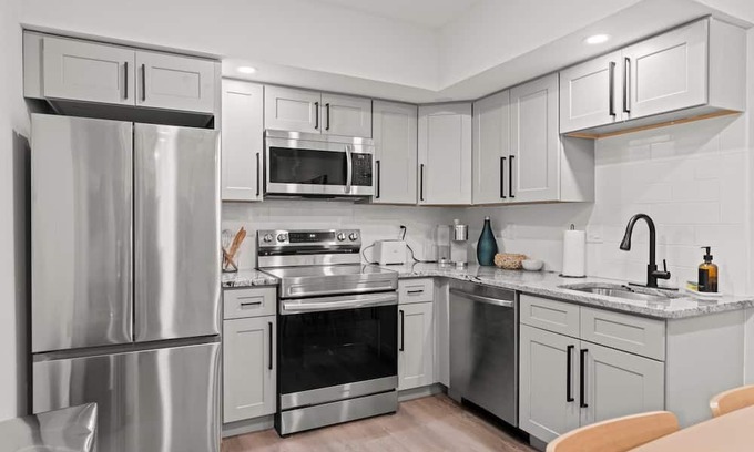 Spruce Hill Apartment | 5 Minutes to Center City! Entire 3 Bed 3 Bath Apartment!