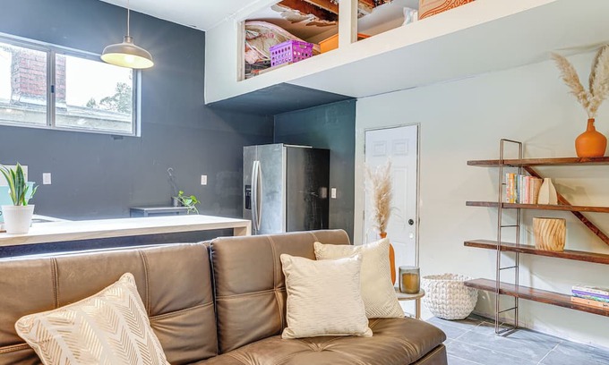 Piedmont Pines Apartment | Cozy Oakland Studio w/Hot Tub ~ 9 Mi to Downtown!