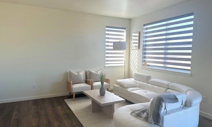 Commerce City House | Cozy Room 10 mins to DIA airport - Shared Place