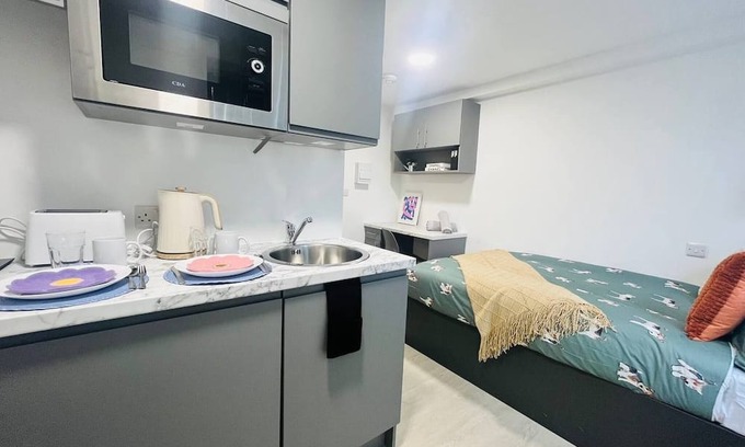 Old Trafford Apartment | Contemporary Chic Studio in Stretford