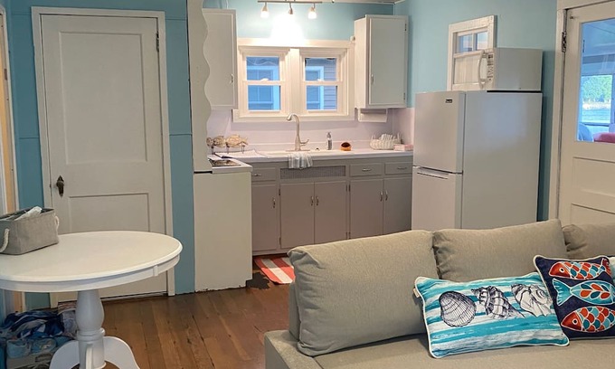 Sturgis Cottage | Charming Cottage on Beautiful Fish Lake