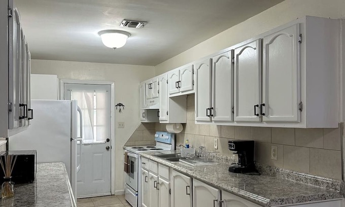 Brownsville House | Perfect for Business Travelers & Family Getaways!!