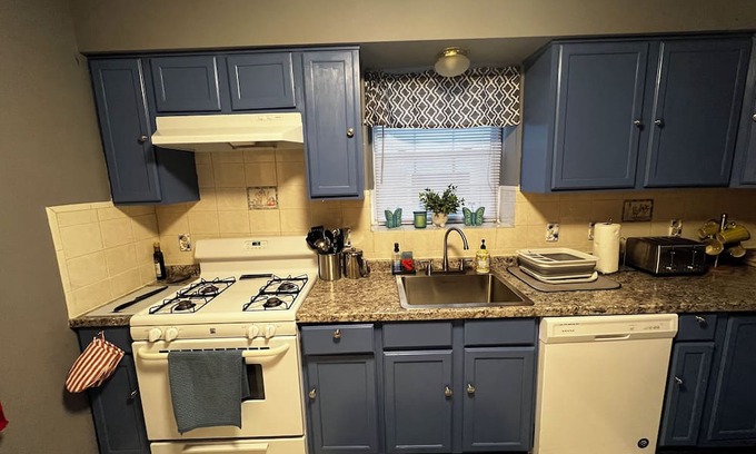 Forest Hill Apartment | Minutes away from branch brook park and 15 minutes away from Newark airport.