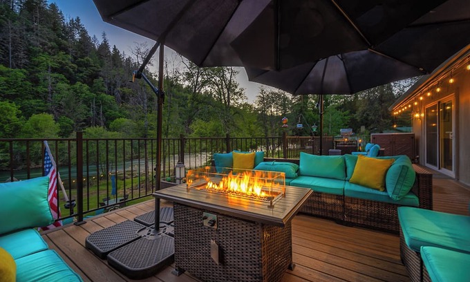 Douglas City House | RETRO RIVER RETREAT