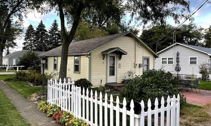 Vermilion House | Welcome to this charming 2-bedroom, 1-bathroom house located in Vermilion, OH