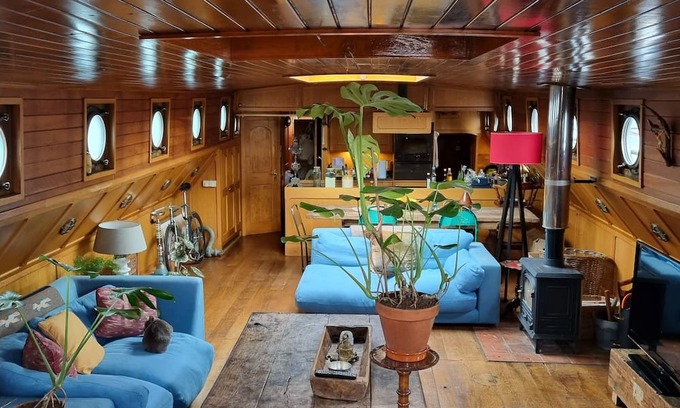 London Borough of Hounslow Boat Rental | Chic House Boat West London
