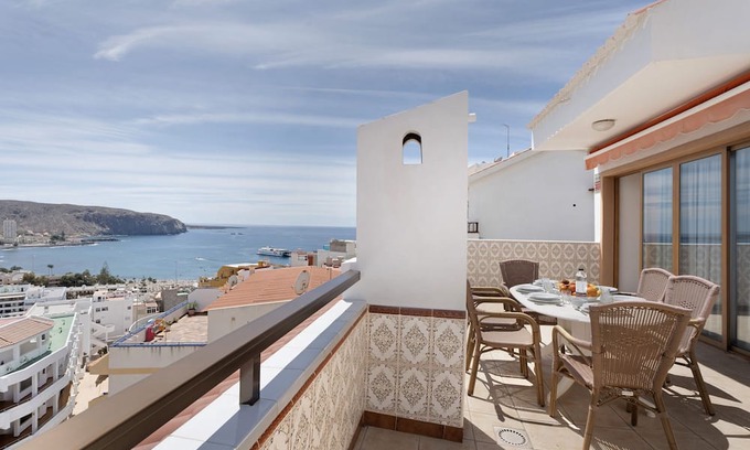 Los Cristianos Apartment | Vacation Apartment 'Apto La Colina Los Cristianos' with Sea View, Shared Pool and Wi-Fi