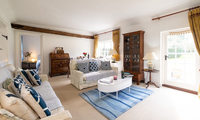 Ingatestone Cottage | Spilfeathers Cottage - sleeps 3 guests in 2 bedrooms