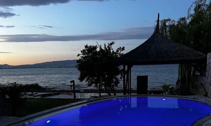 Orhangazi Villa | Villa Atroa Lakehouse - 2 Bedroom Villa on İznik Lake