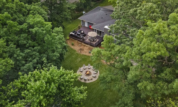 Madison House | HOT TUB - 20min to Capitol - Deck - Yard - Firepit