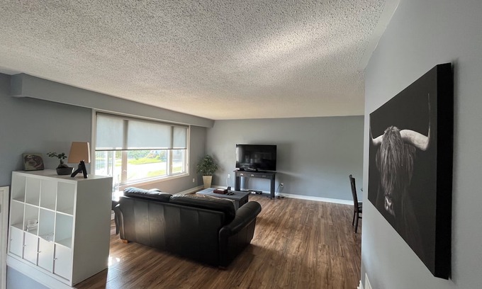 Barrie Apartment | Cozy king bedroom suite north Barrie