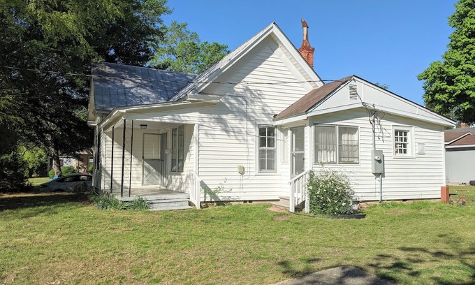 Clayton House | Quaint Hideaway in the Heart of Clayton