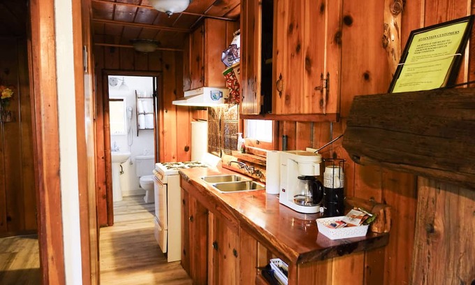 Crestline Cabin | Cozy Corner Cabin in Beautiful Crestline Ca. Walking Distance from Lake Gregory
