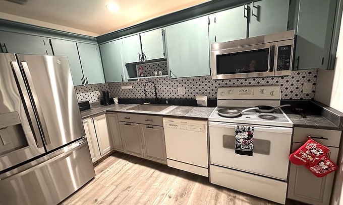 Indian Wells House | Close to ALL the parks! 5 Beds, Cozy private home with lots of amenities!
