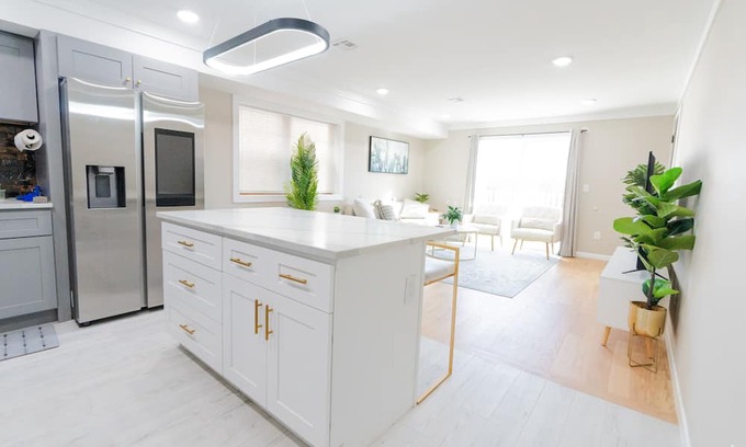 North Bergen Apartment | GRAND 3BR Modern Apt - 15mins to NYC!