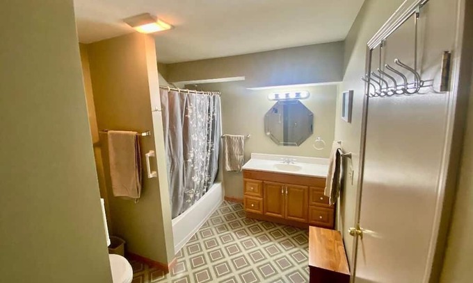 Frankfort Apartment | FRANKFORT 1 BEDROOM, 1 BATHROOM COUNTRY SETTING APARTMENT, 1/2 MILE TO BEACHES