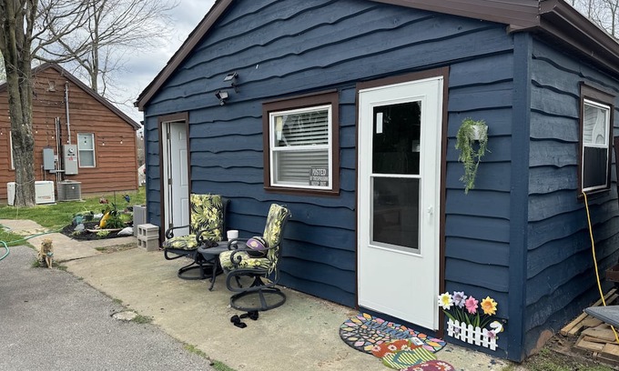 Monticello Cabin | Cozy 1 bedroom cabin with boat slip