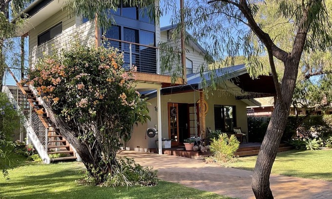 Abbey Apartment | Moana Roa Beach Stay