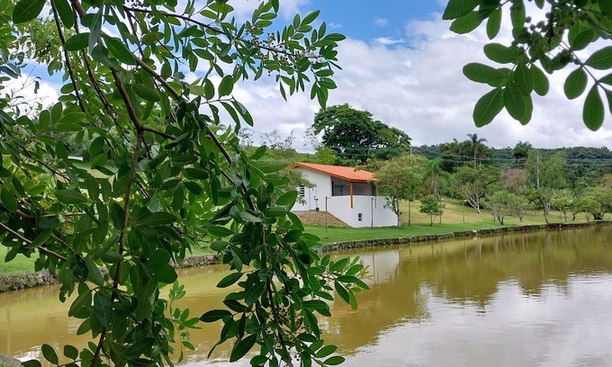 Sao Roque Ski Chalet | Casa em Frente a um Lago, Próximo a Rota do Vinho em São Roque - SP