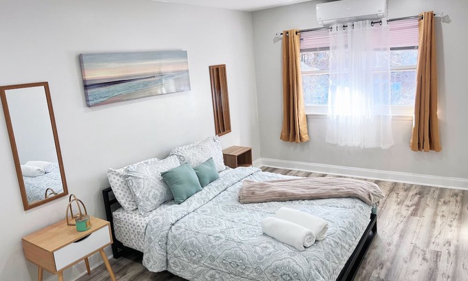 Castle Hill Apartment | Spacious 3-bedroom apartment with AC and WiFi in The Bronx