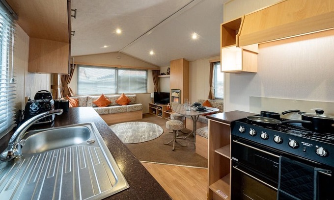 Winestead Ski Chalet | Inviting 3-Bed Caravan on Sand Le Mere, Tunstall